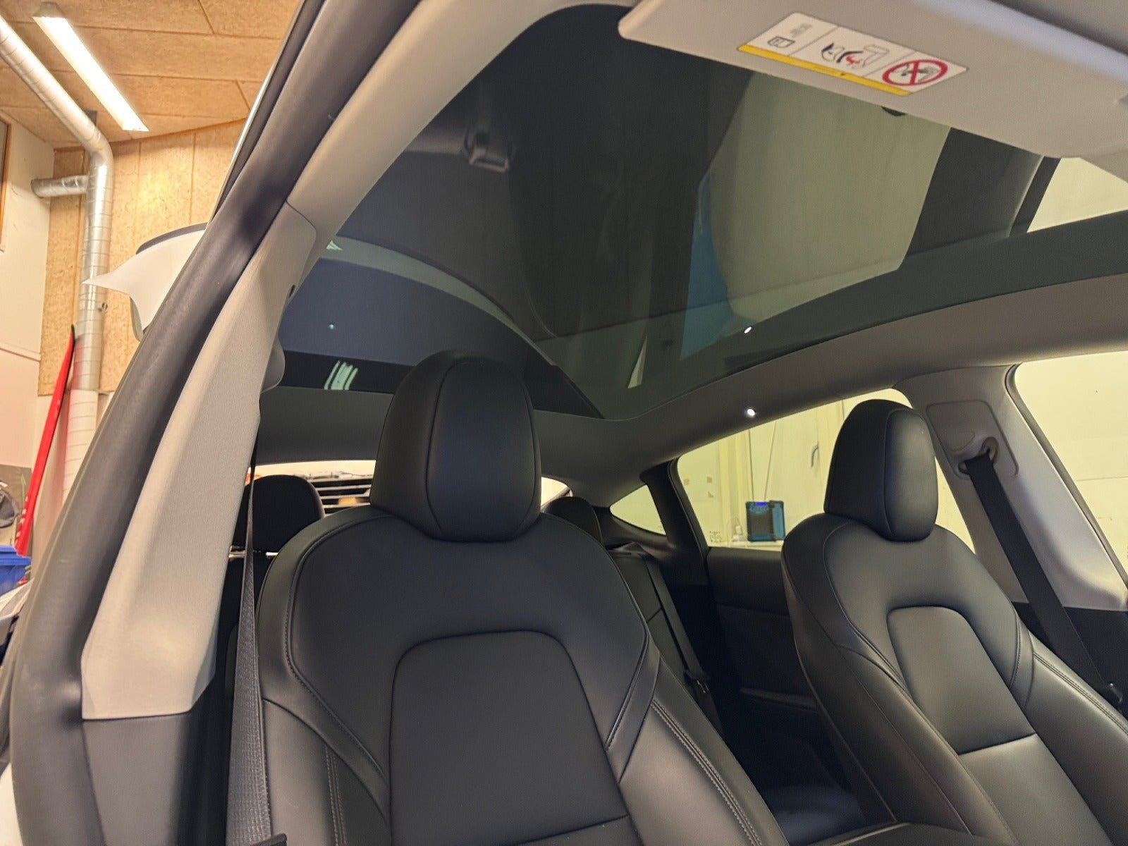 Hvid Tesla Model Y fra 2024