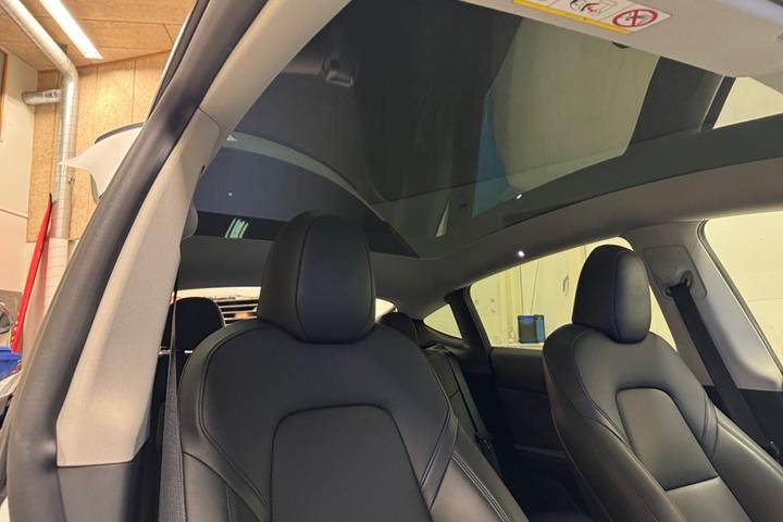Hvid Tesla Model Y fra 2024