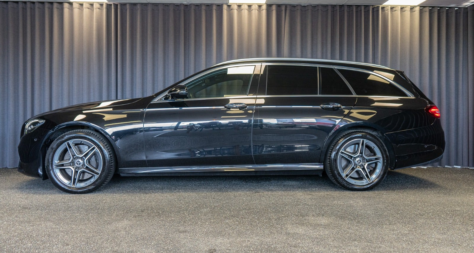 Sort Mercedes E300 de fra 2022