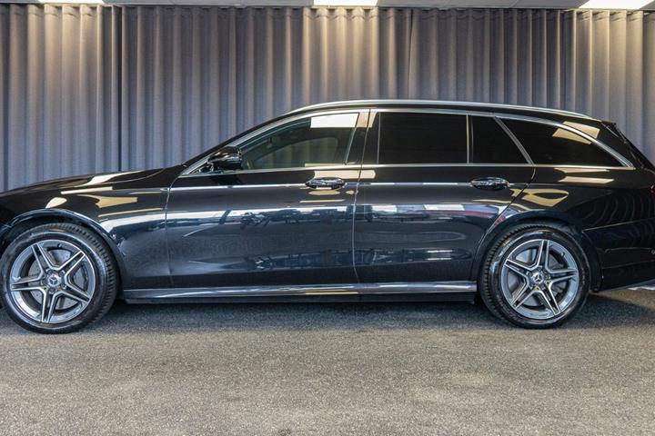 Sort Mercedes E300 de fra 2022