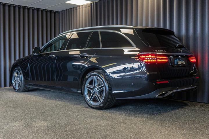 Sort Mercedes E300 de fra 2022