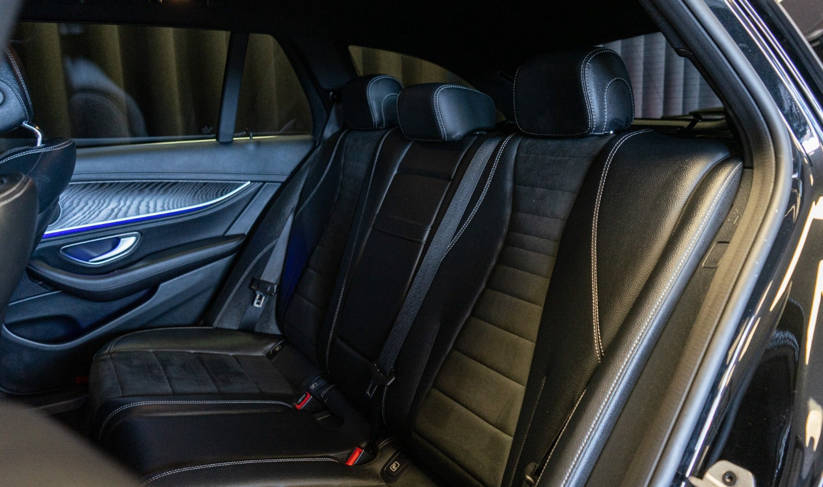 Sort Mercedes E300 de fra 2022