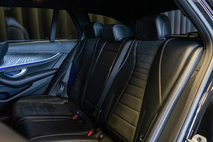 Sort Mercedes E300 de fra 2022