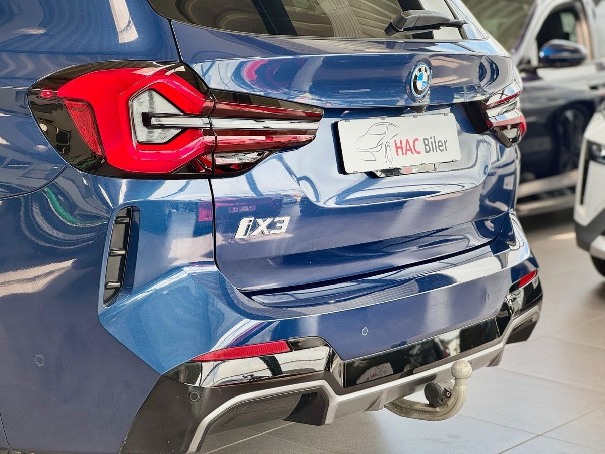 Blå BMW iX3 fra 2023