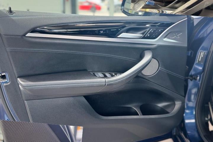 Blå BMW iX3 fra 2023