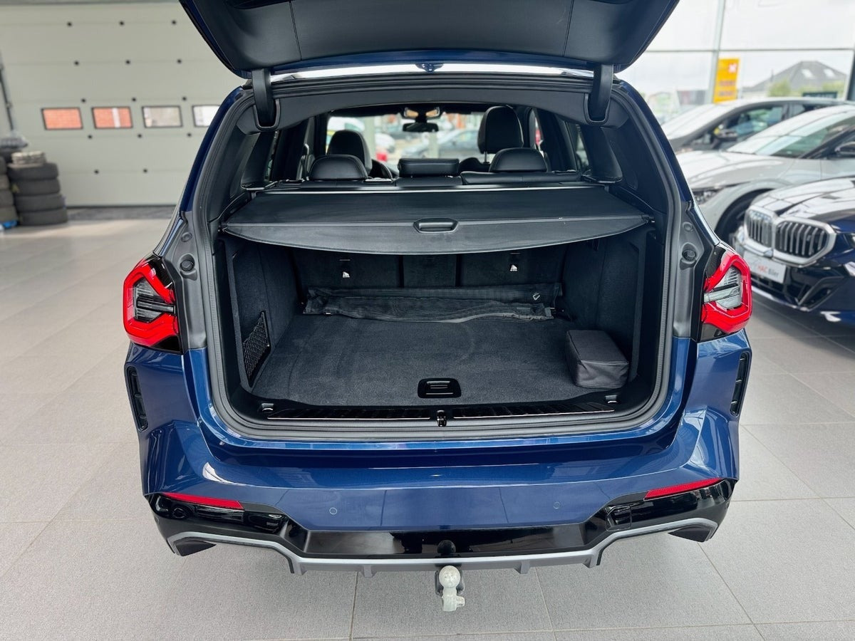 Blå BMW iX3 fra 2023
