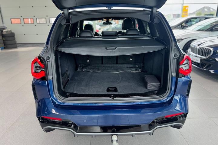 Blå BMW iX3 fra 2023