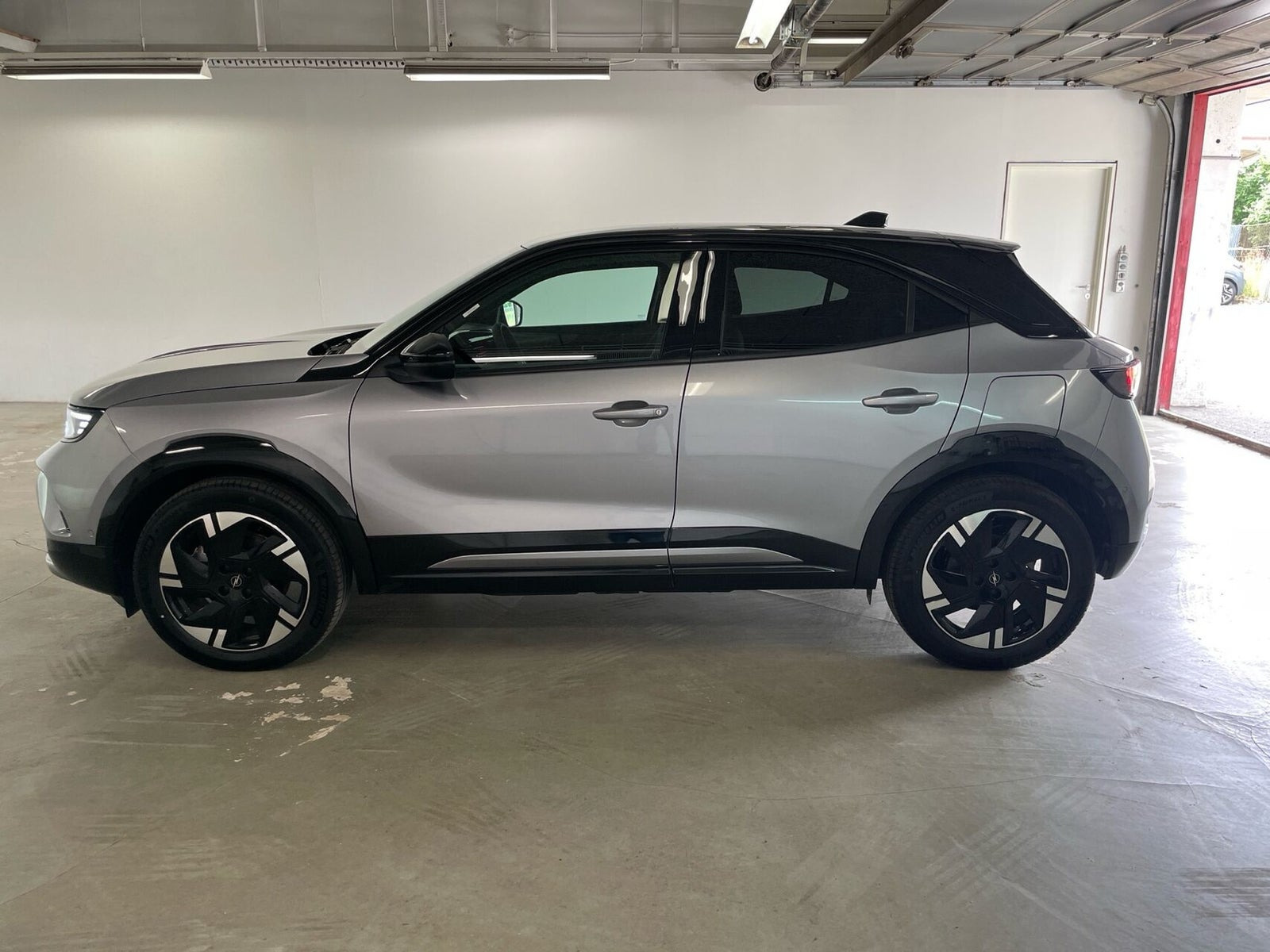 Sølv Opel Mokka-e fra 2024