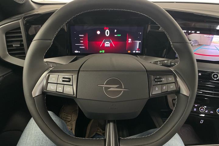 Sølv Opel Mokka-e fra 2024