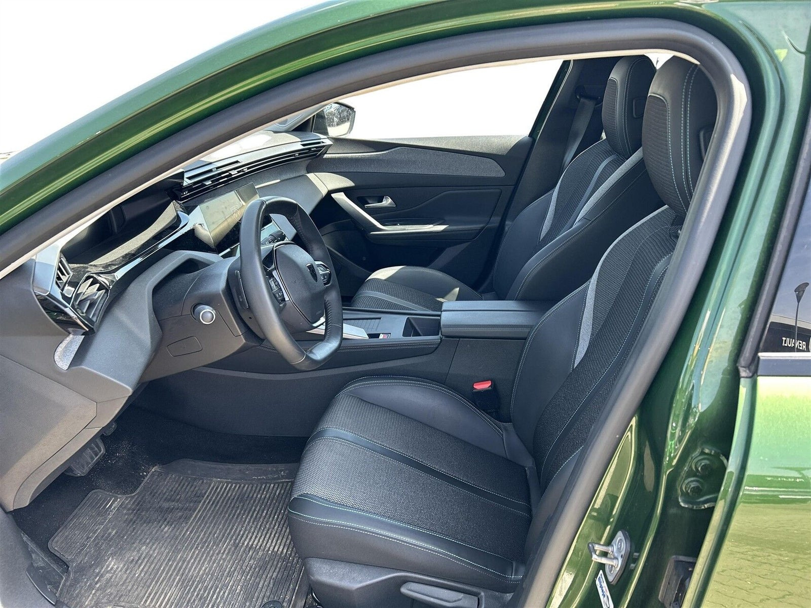 Grøn Peugeot 308 fra 2022
