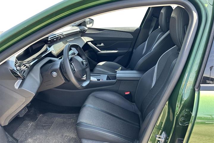Grøn Peugeot 308 fra 2022