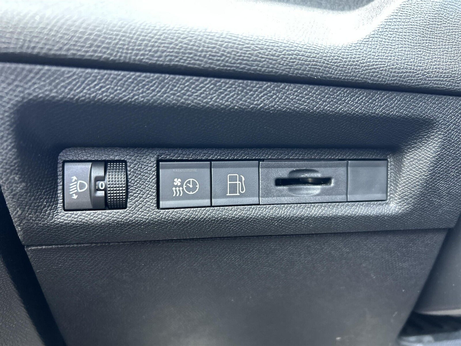 Grøn Peugeot 308 fra 2022