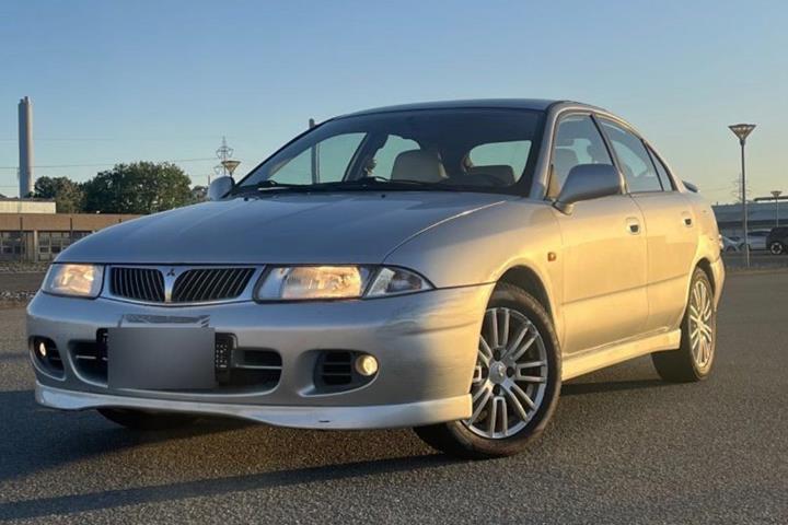 Hvid Mitsubishi Carisma fra 1999 set udefra