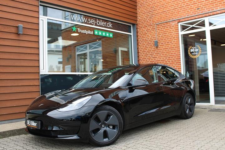 Sort Tesla Model 3 fra 2022