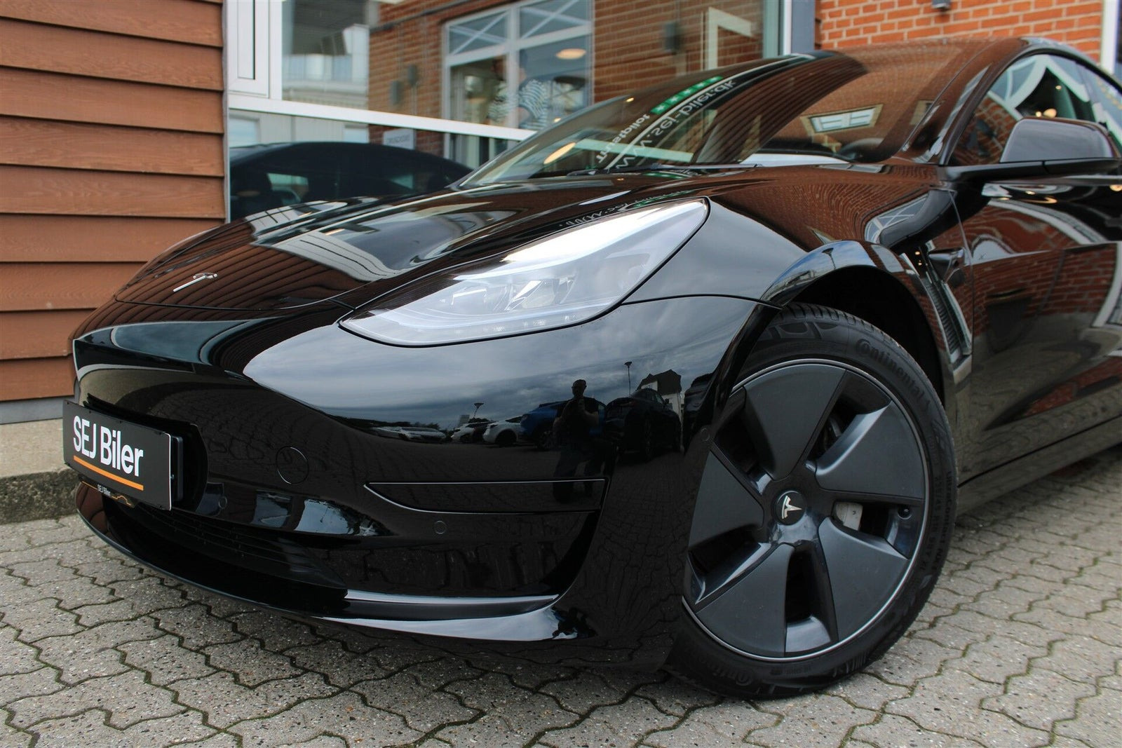 Sort Tesla Model 3 fra 2022