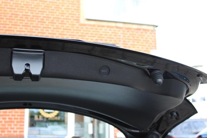 Sort Tesla Model 3 fra 2022