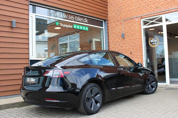 Sort Tesla Model 3 fra 2022