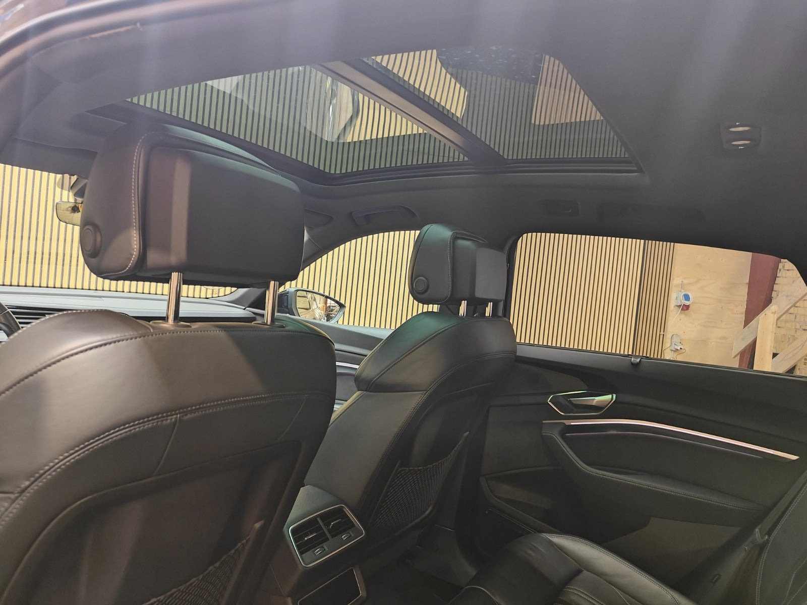 Blå Audi Q8 e-tron fra 2024