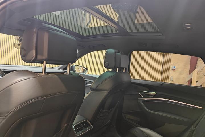 Blå Audi Q8 e-tron fra 2024