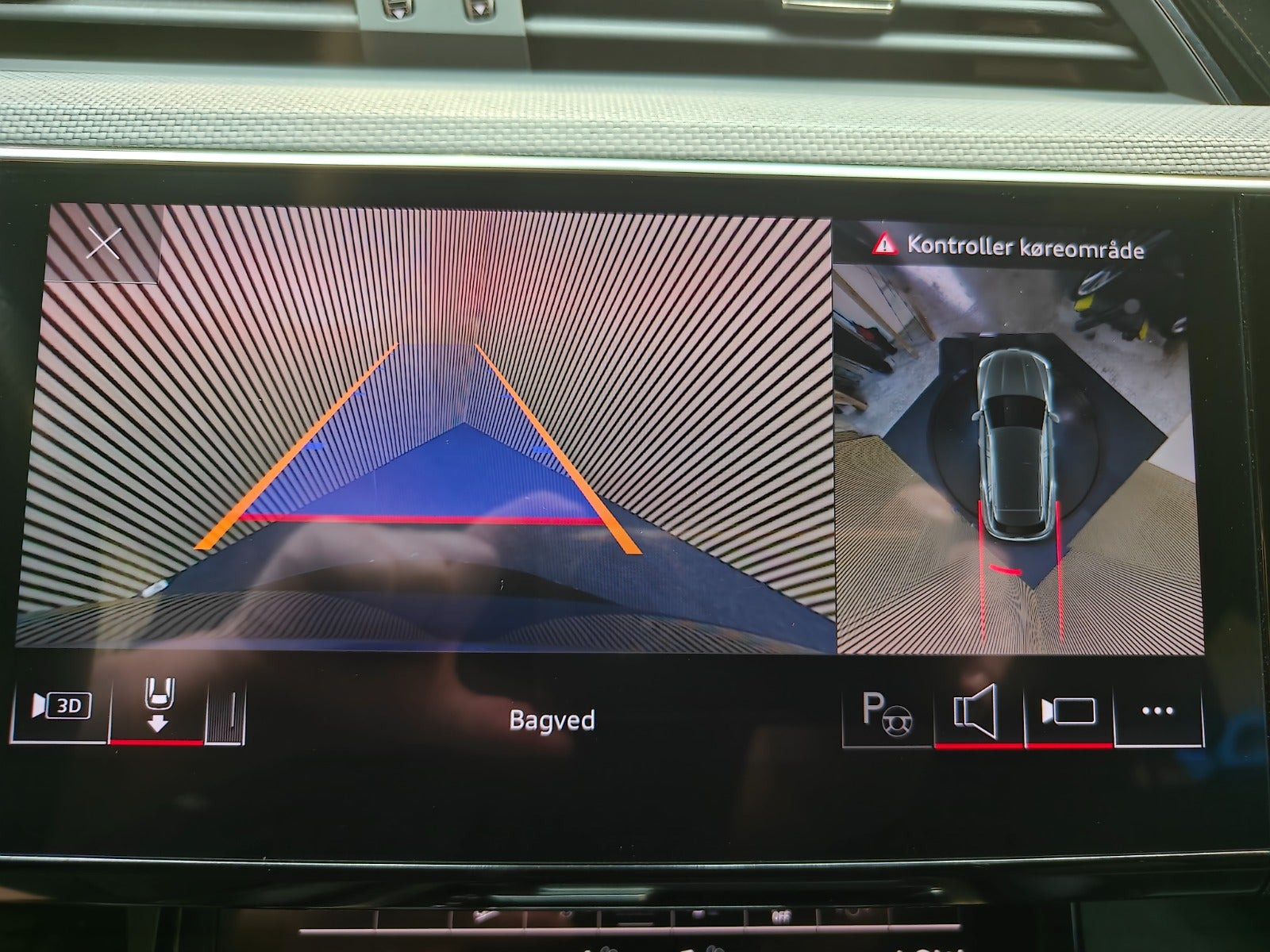 Blå Audi Q8 e-tron fra 2024