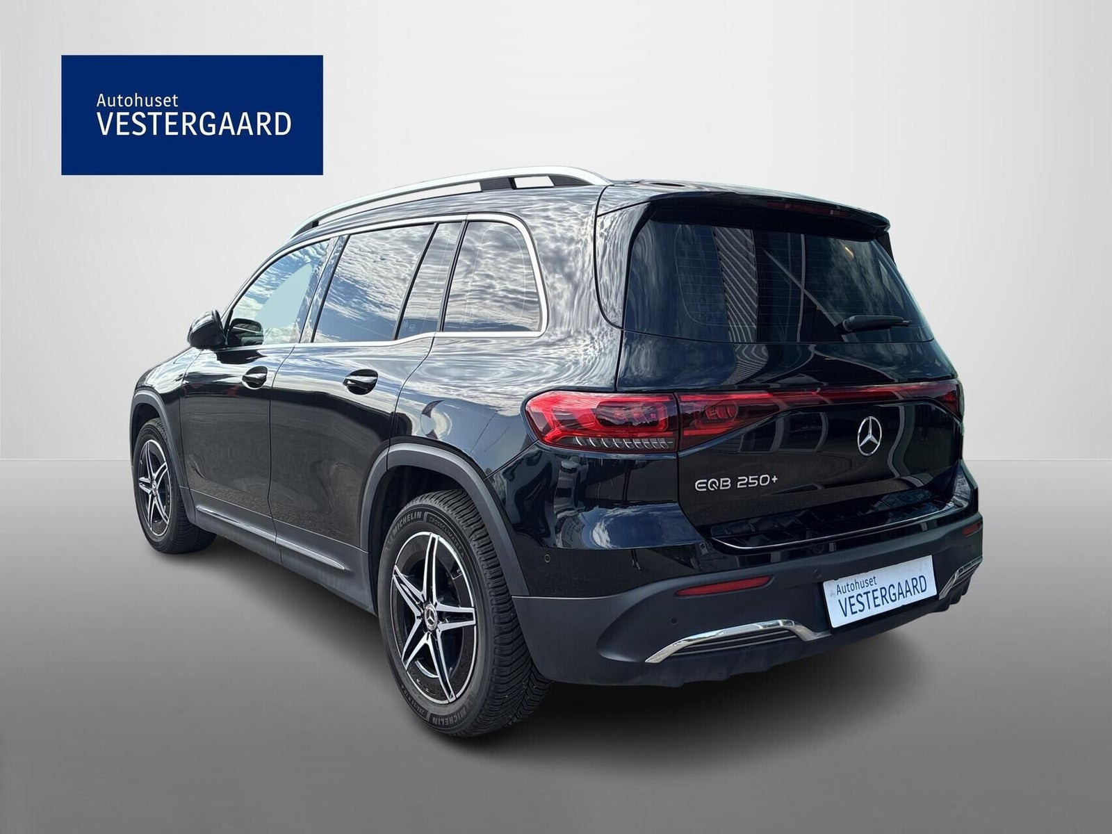 Sort Mercedes EQB250+ fra 2023