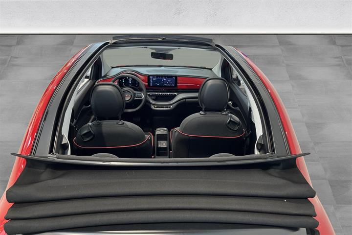 Rød Fiat 500e fra 2023