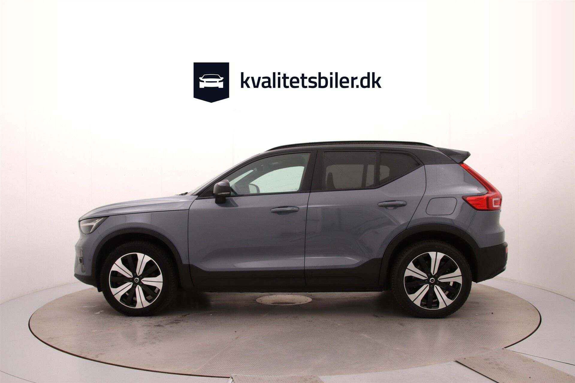 Grå Volvo XC40 fra 2023