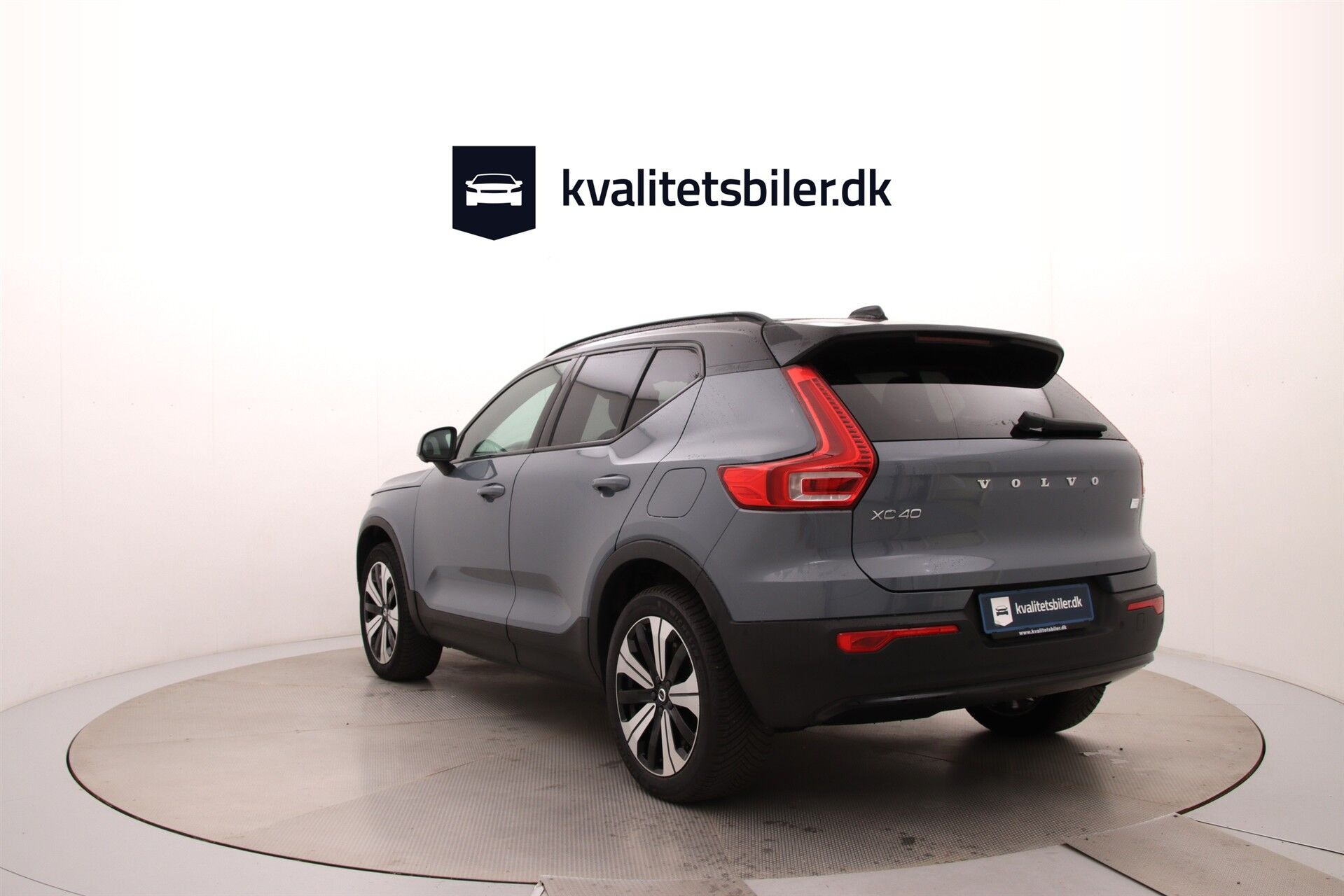 Grå Volvo XC40 fra 2023