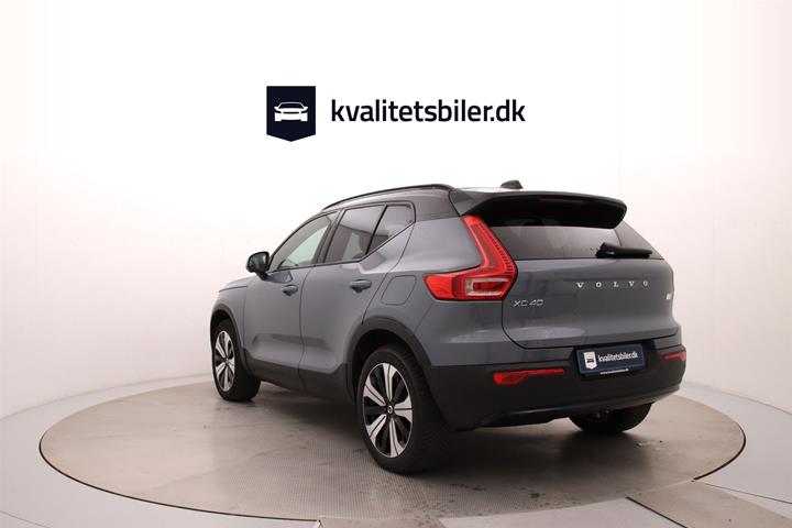 Grå Volvo XC40 fra 2023
