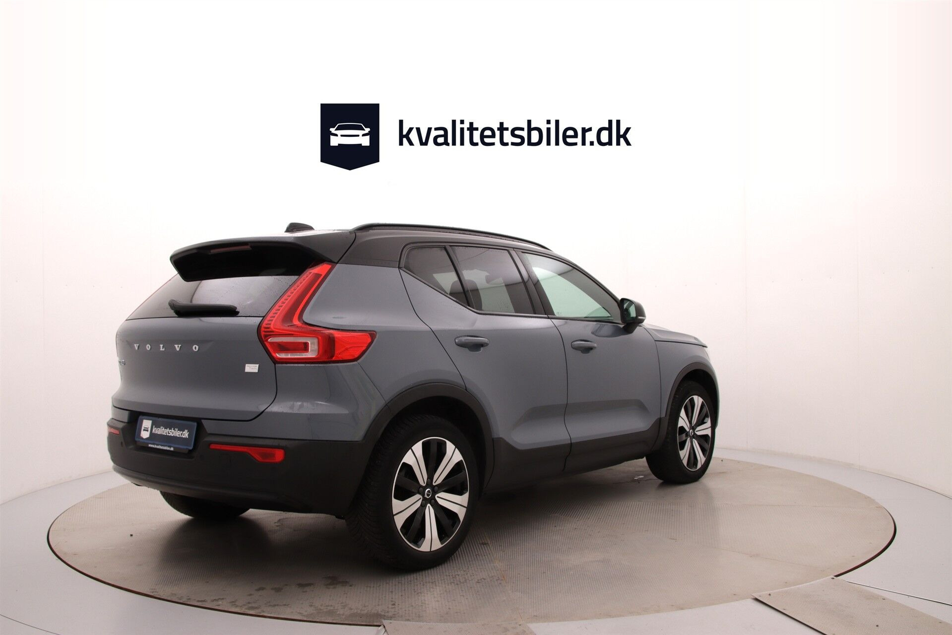 Grå Volvo XC40 fra 2023