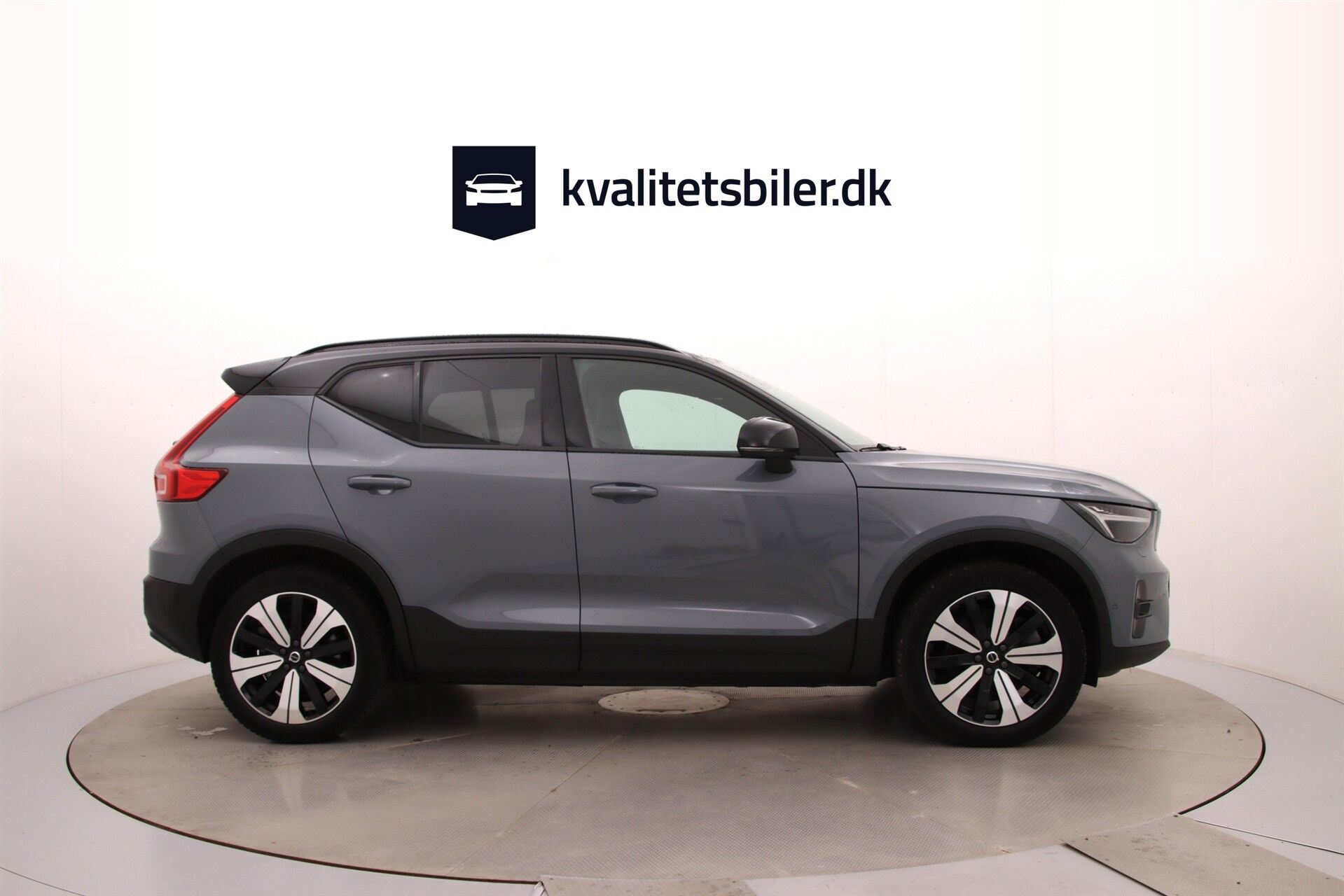 Grå Volvo XC40 fra 2023