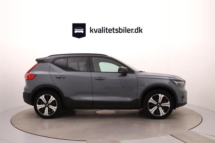 Grå Volvo XC40 fra 2023