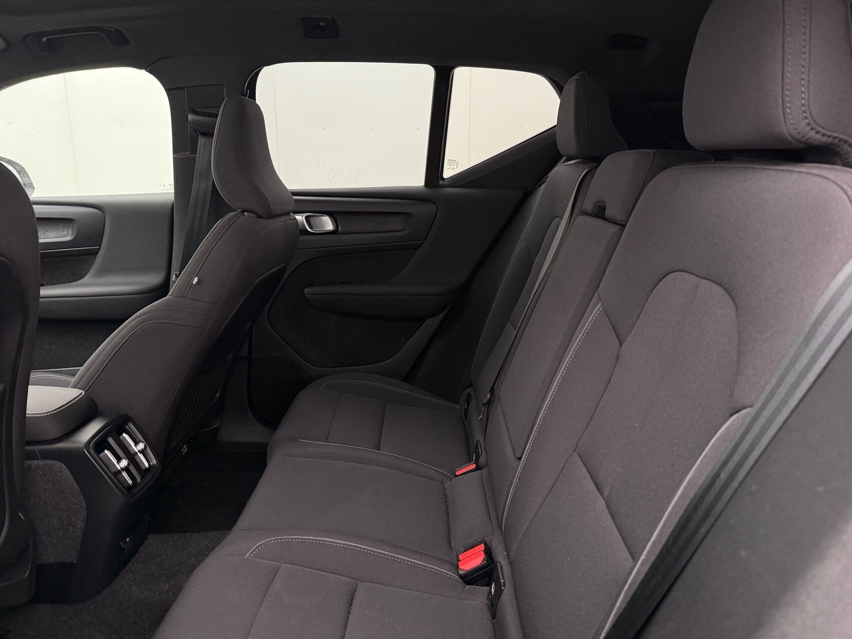Grå Volvo XC40 fra 2023