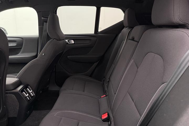 Grå Volvo XC40 fra 2023