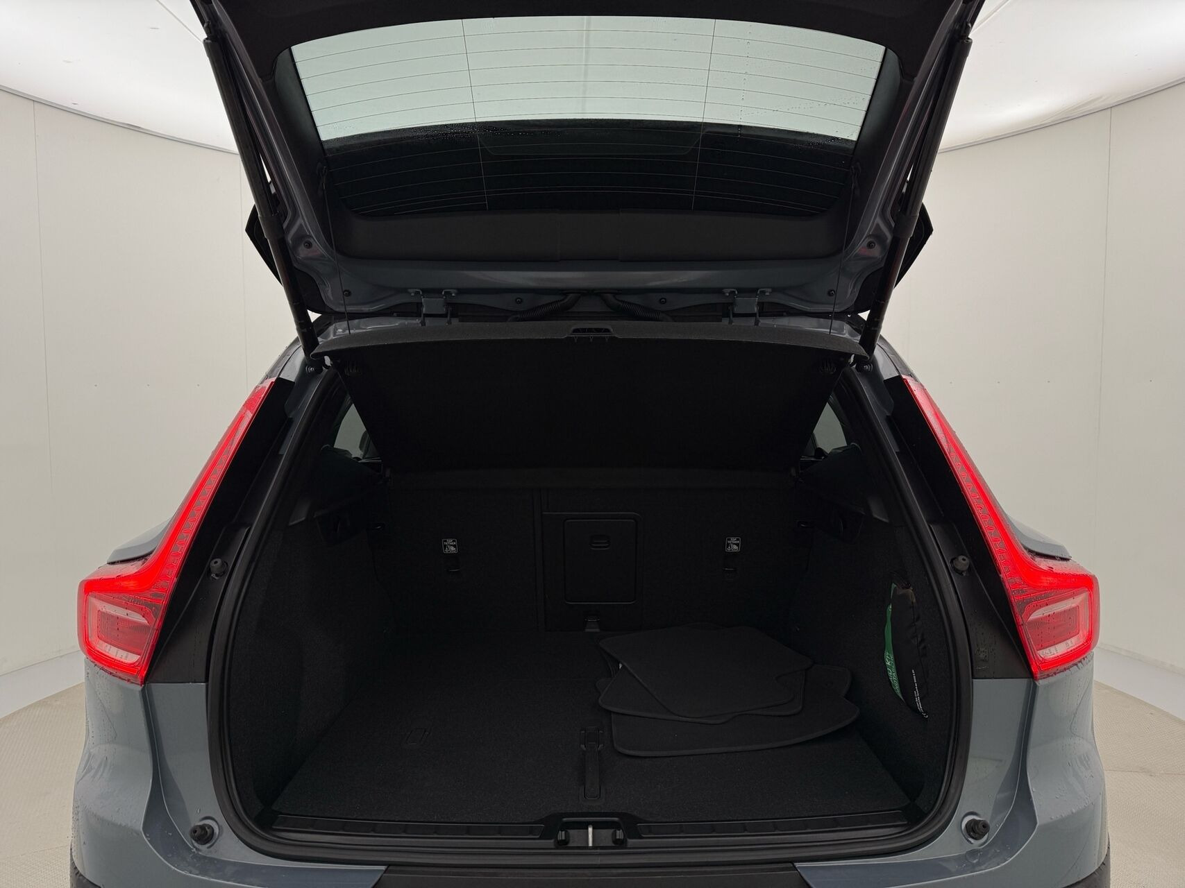 Grå Volvo XC40 fra 2023