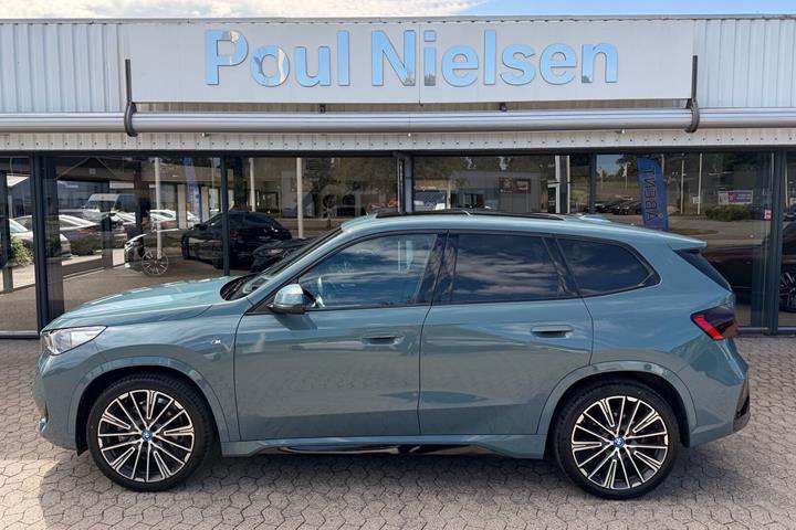 Grøn BMW iX1 fra 2024