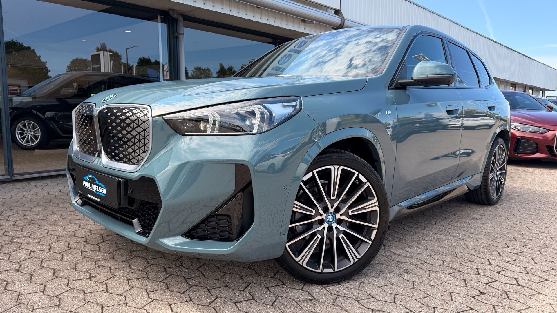 Grøn BMW iX1 fra 2024