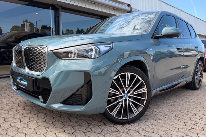 Grøn BMW iX1 fra 2024
