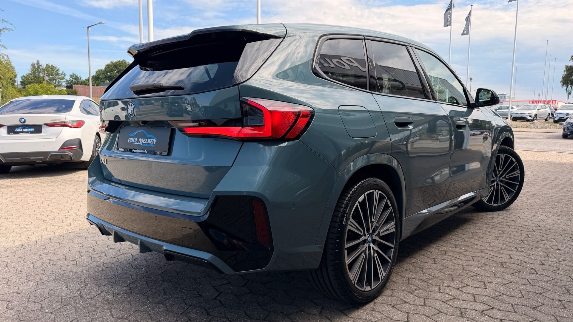 Grøn BMW iX1 fra 2024