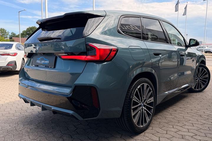 Grøn BMW iX1 fra 2024