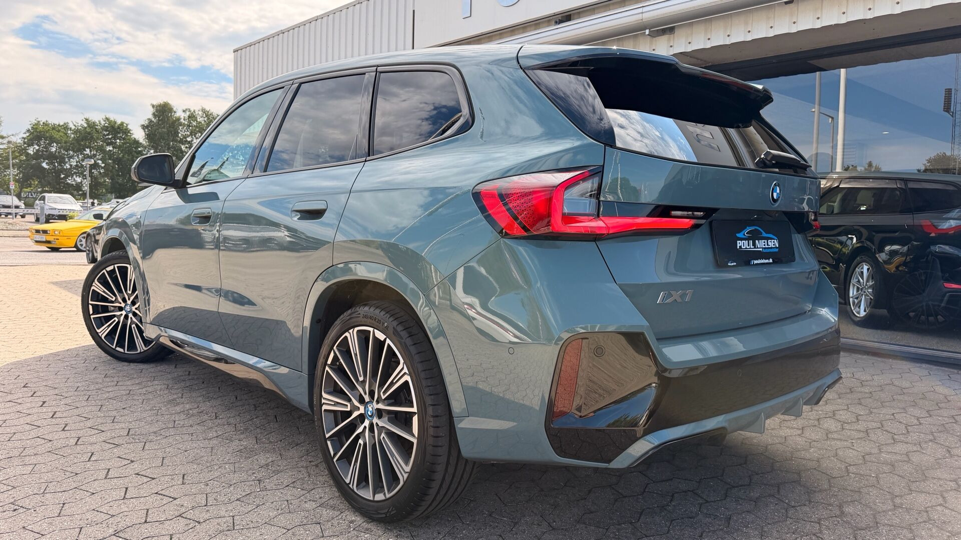 Grøn BMW iX1 fra 2024