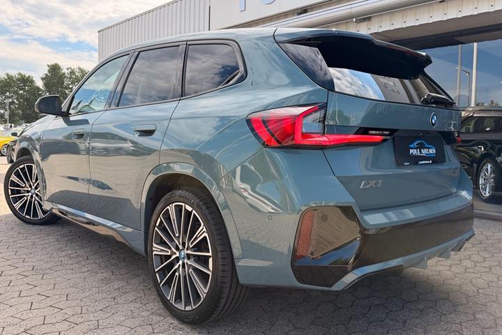 Grøn BMW iX1 fra 2024