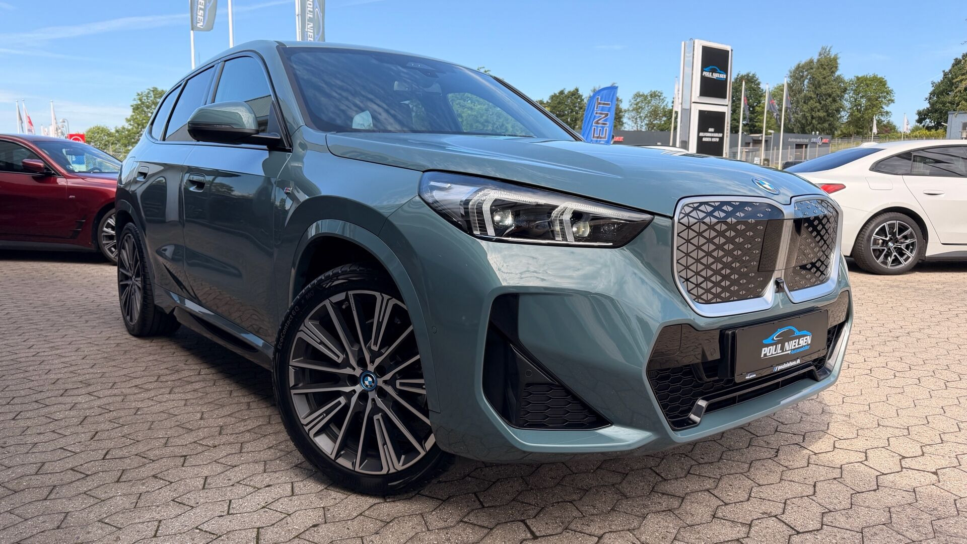 Grøn BMW iX1 fra 2024