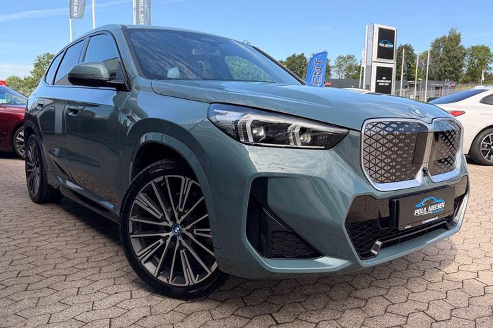 Grøn BMW iX1 fra 2024