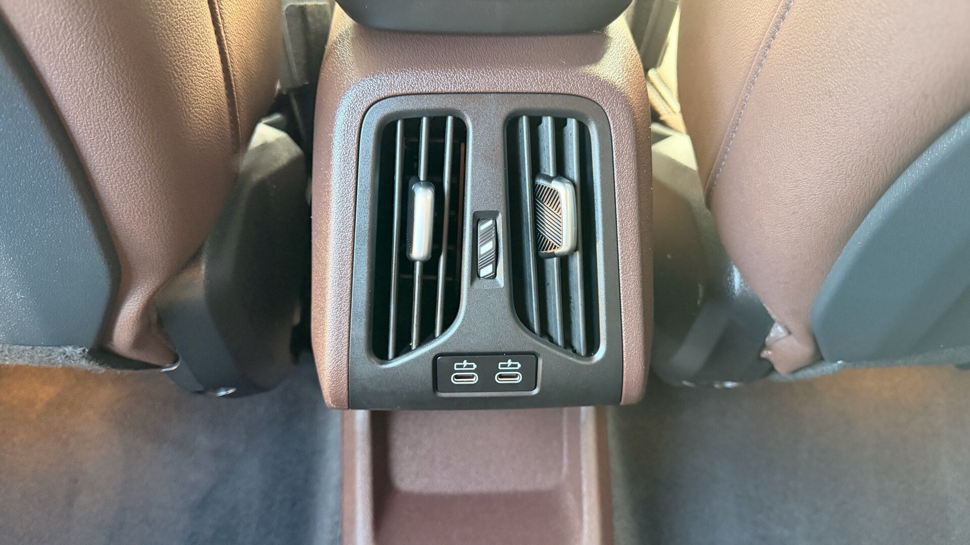 Grøn BMW iX1 fra 2024
