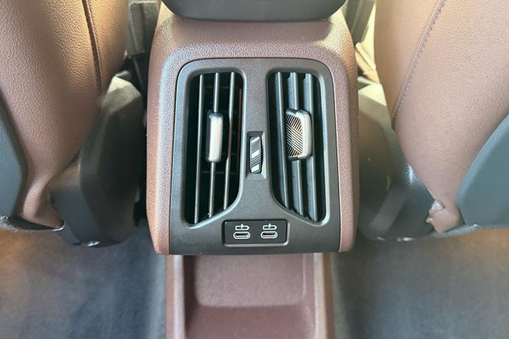 Grøn BMW iX1 fra 2024