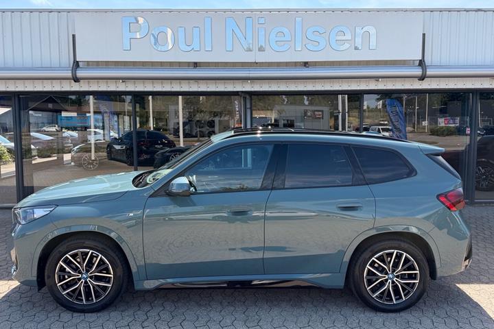 Grøn BMW iX1 fra 2025
