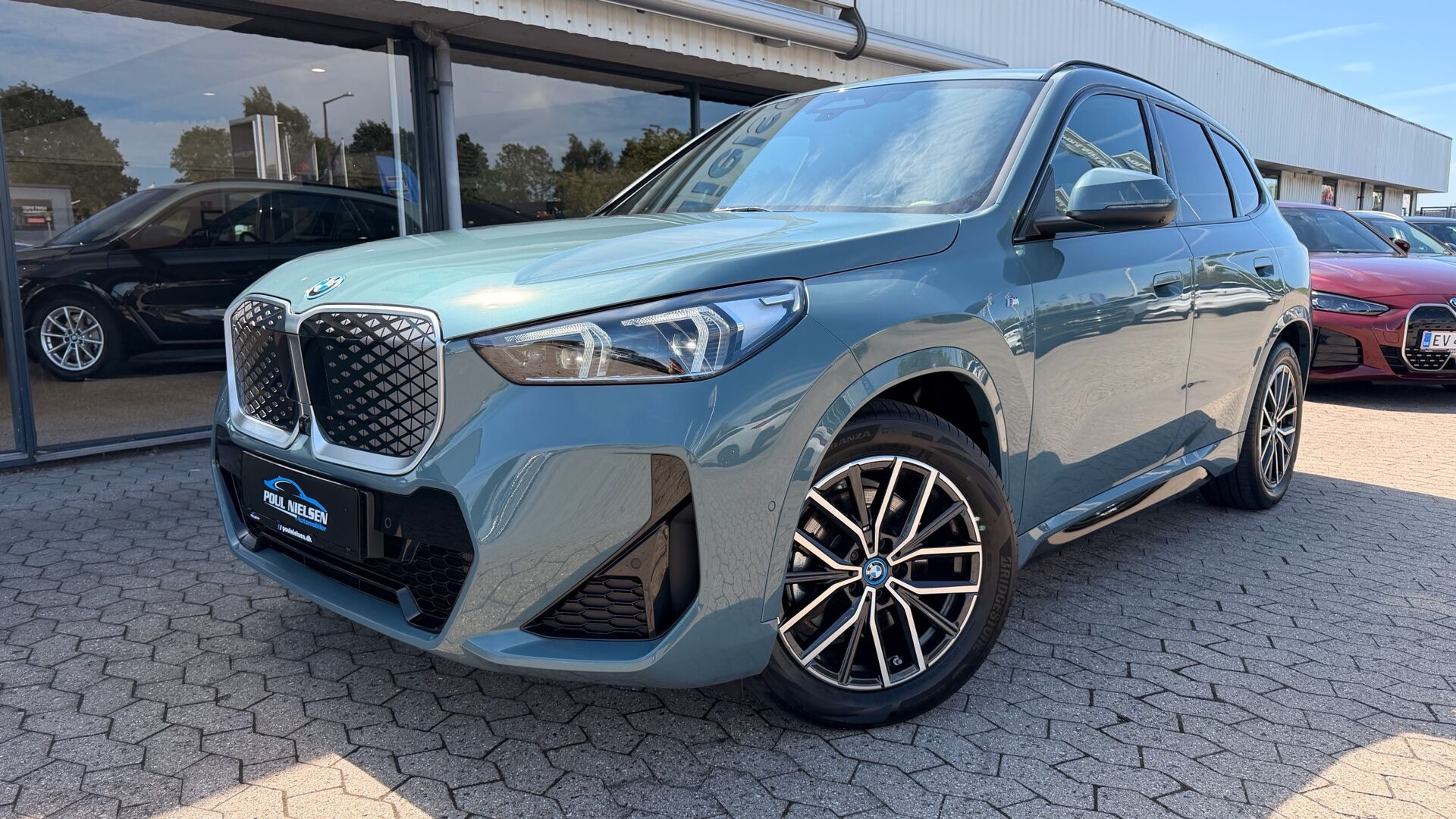 Grøn BMW iX1 fra 2025