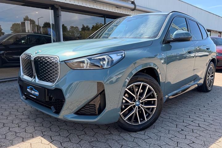 Grøn BMW iX1 fra 2025