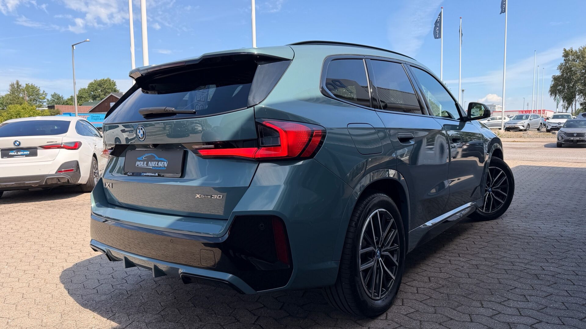 Grøn BMW iX1 fra 2025